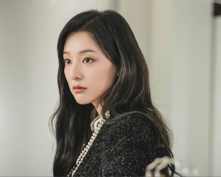 Nữ giám đốc quyền lực Hong Hae In trong Nữ hoàng nước mắt do diễn viên Kim Ji Won đảm nhận.