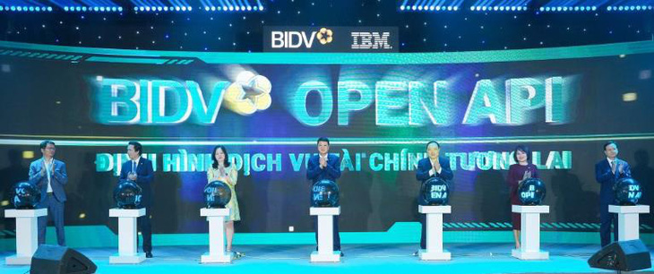 Đại diện BIDV và đối tác cùng thực hiện nghi thức ra mắt hệ thống BIDV Open API - Ảnh: BIDV