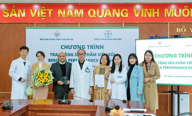 Bayer Việt Nam trao tặng đến các cơ sở khám chữa bệnh tại nhiều tỉnh thành khắp Việt Nam 2 triệu hộp viên sủi đa vitamin và khoáng chất - Ảnh: THANH BÌNH