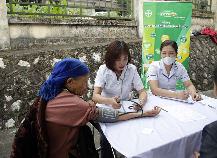 Gần 1.000 người dân tỉnh Yên Bái đã được khám sàng lọc bệnh, tư vấn sức khỏe và nhận thuốc miễn phí - Ảnh: THANH BÌNH