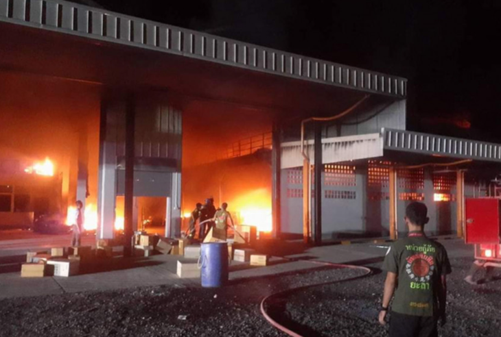 Lính cứu hỏa chữa cháy ở một điểm tại tỉnh Yala, miền nam Thái Lan trong bối cảnh xảy ra nhiều vụ phóng hỏa ngày 22-3 - Ảnh: BANGKOK POST