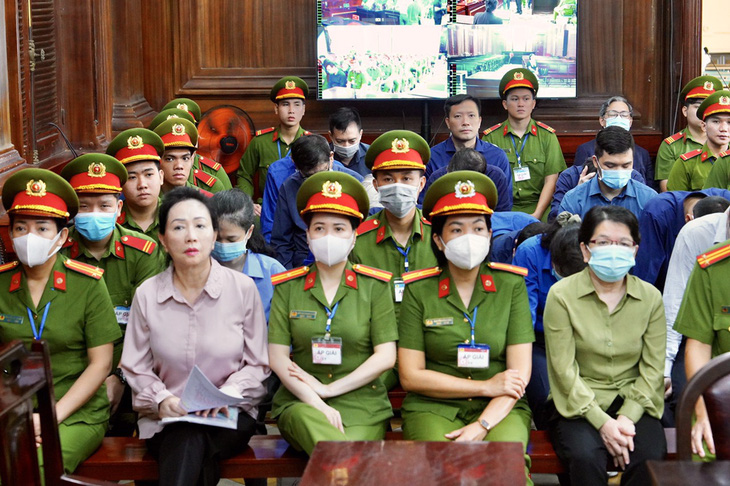 Bà Trương Mỹ Lan và các bị cáo tại tòa ngày 22-3 - Ảnh: HỮU HẠNH