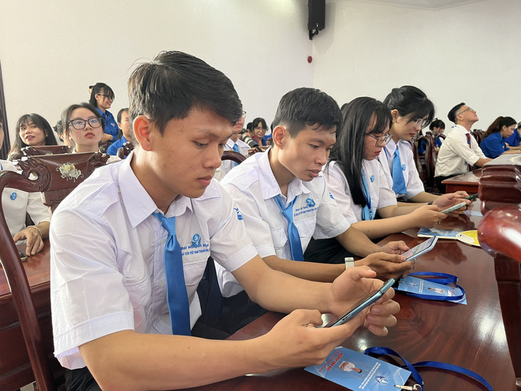 Đại biểu dự đại hội thực hiện chuyển đổi số áp dụng việc biểu quyết bằng cách dùng ứng dụng (app) tại Đại hội đại biểu Hội Sinh viên Việt Nam TP Cần Thơ lần thứ IV, nhiệm kỳ 2023 - 2028 (ngày 30-10-2023) - Ảnh: LAN NGỌC