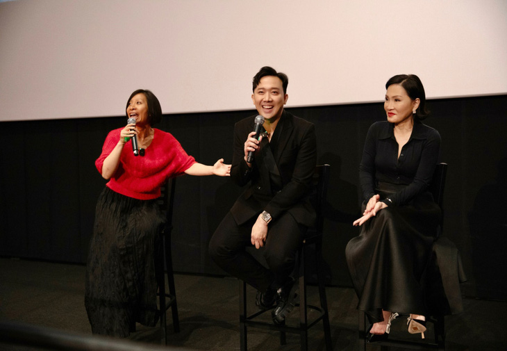 Trấn Thành, diễn viên Hồng Đào (bìa phải) và đại diện nhà sản xuất phim Mai giao lưu trong sự kiện ra mắt