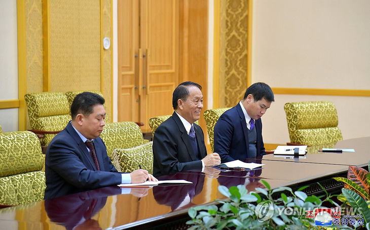 Ông Kim Song Nam (giữa), người dẫn đầu phái đoàn Triều Tiên đến Trung Quốc, Việt Nam và Lào lần này - Ảnh: KCNA