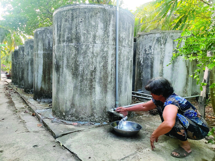 Dãy ống xi măng dùng để trữ nước ngọt tại nhà ông Hậu (huyện Giồng Trôm, tỉnh Bến Tre). Ảnh: M.T.