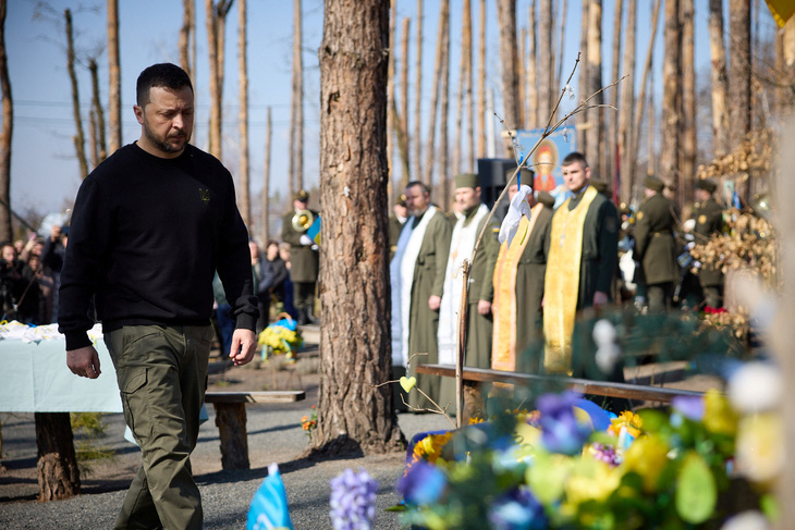 Tổng thống Ukraine Volodymyr Zelensky tham dự một buổi lễ ngày 21-3 để tưởng niệm các binh sĩ hy sinh trong trận chiến với Nga - Ảnh: REUTERS