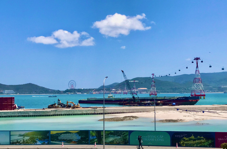 Cảng Nha Trang đang được sửa chữa, nâng cấp - Ảnh: MINH CHIẾN