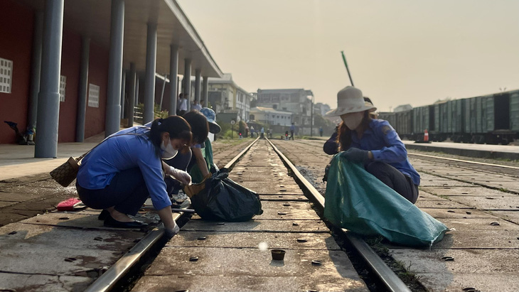 Những tuyến đường sắt dẫn vào ga Huế được các bạn trẻ dọn sạch rác - Ảnh: BẢO PHÚ