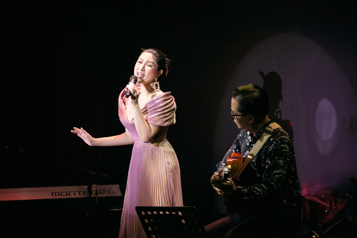 Nữ ca sĩ chia sẻ cô chọn hướng đi chậm rãi, không quá áp lực hay ảo tưởng vị trí của mình khi hoạt động nghệ thuật tại Việt Nam