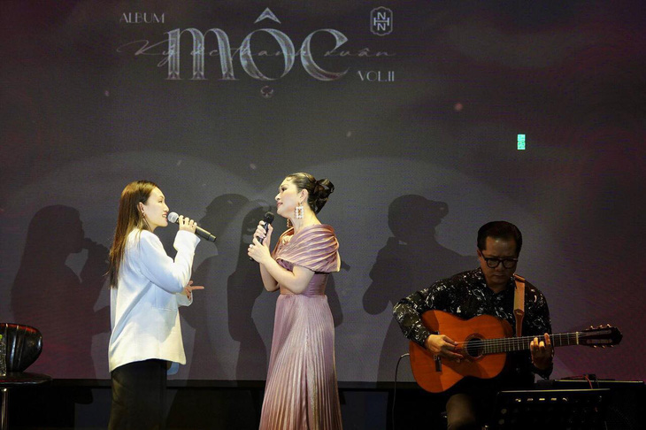 Nguyễn Hồng Nhung song ca cùng Nguyên Hà (trái) trong buổi ra mắt album Mộc vol.2 - Ảnh: T.T.D.