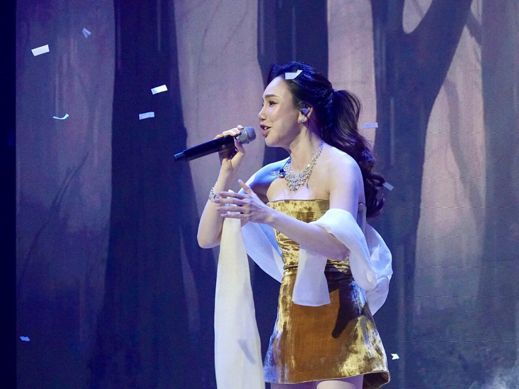 Tại buổi giới thiệu MV, Hồ Quỳnh Hương hát live lần đầu trên sân khấu ca khúc Cứ để cho em qua phần đệm piano của Vũ Cát Tường - Ảnh: T.T.D. 