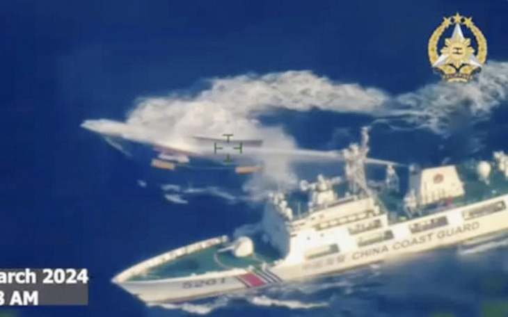 Trung Quốc phun vòi rồng muốn nát tàu Philippines ở bãi Cỏ Mây