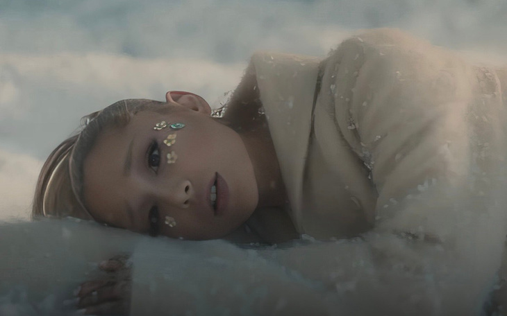 Sau tranh cãi, Ariana Grande trở lại thành công rực rỡ với album ‘Eternal sunshine’