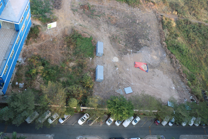 Vị trí xây dựng trạm xử lý nước thải nhìn từ chung cư Tín Phong - Ảnh: CẨM NƯƠNG 