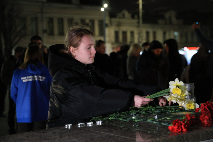 Người dân đặt hoa tại Crimea tưởng niệm nạn nhân của vụ tấn công khủng bố ở Matxcơva, Nga, ngày 22-3 - Ảnh: AFP