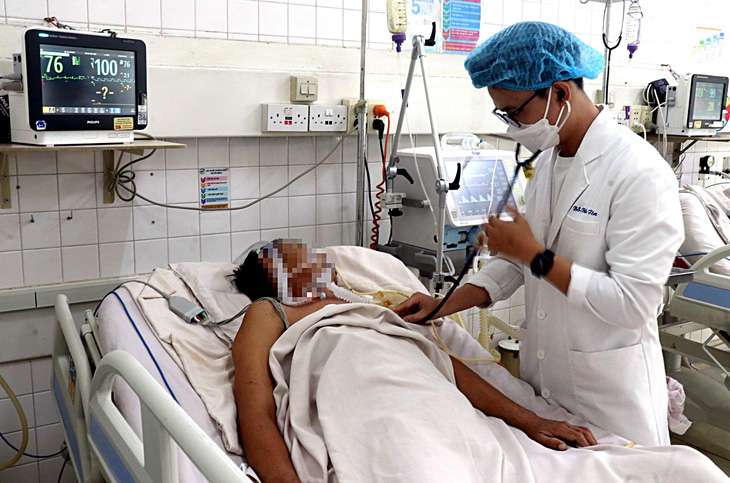 Bệnh nhân nghi bị mắc dại được điều trị tích cực tại khoa nhiễm Việt - Anh Bệnh viện Bệnh nhiệt đới TP.HCM - Ảnh: XUÂN MAI