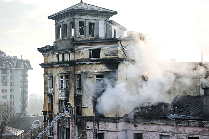 Lực lượng cứu hộ làm việc tại hiện trường một tòa nhà bị hư hại trong cuộc tấn công tên lửa của Nga ở Kiev vào hôm 21-3 - Ảnh: Reuters