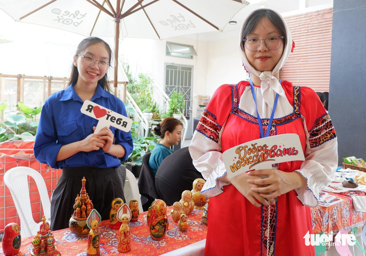 Bạn Lê Trần Mai Thy trong trang phục cô gái Nga giới thiệu về văn hóa Nga trong không gian Lễ hội thanh niên TP.HCM 2024 - Ảnh: K.ANH