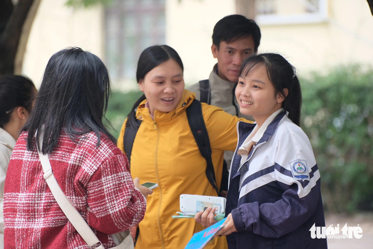 Học sinh đổ về Hà Nội thi đánh giá năng lực tranh suất vào đại học- Ảnh 4.