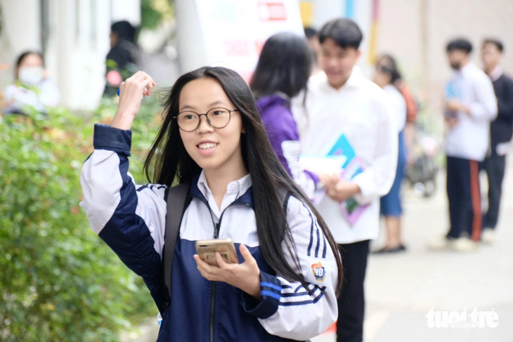 Học sinh đổ về Hà Nội thi đánh giá năng lực tranh suất vào đại học- Ảnh 6.