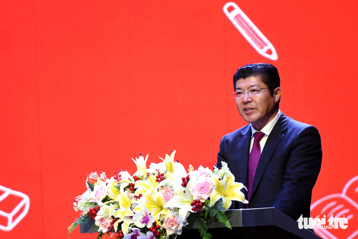 Ông Tsutomu Nara, tổng giám đốc Công ty Ajinomoto Việt Nam phát biểu tại lễ trao học bổng cho 400 học sinh vượt khó học giỏi ở Đồng Nai - Ảnh: A LỘC