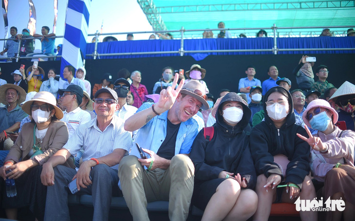 Du khách nước ngoài vui vẻ đón xem giải đấu cùng khán giả Việt Nam - Ảnh: LÂM THIÊN