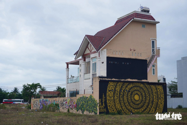 Một ngôi nhà đang vẽ dở dang - Ảnh: ĐOÀN NHẠN