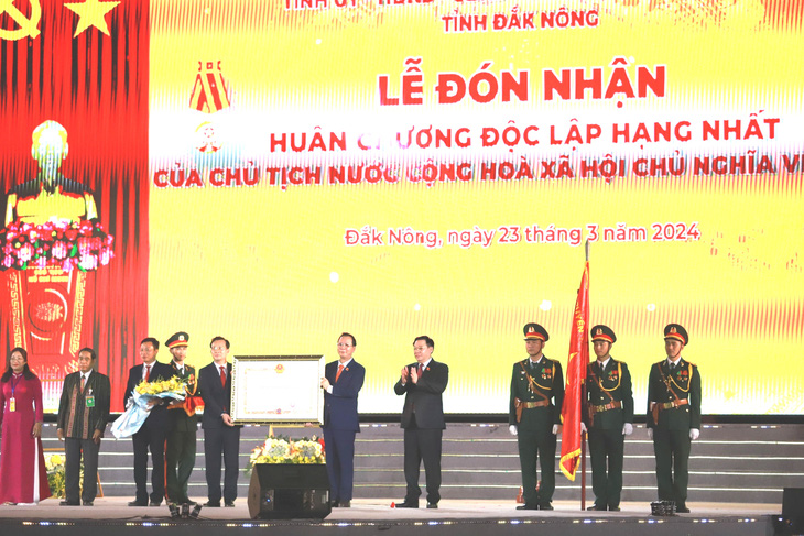 Chủ tịch Quốc hội Vương Đình Huệ thay mặt Đảng, Nhà nước trao huân chương và bằng công nhận Huân chương Độc lập hạng nhất cho tỉnh Đắk Nông - Ảnh: TRUNG TÂN
