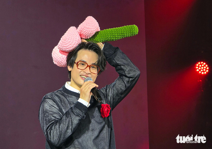 Hà Anh Tuấn nhận bó hoa đặc biệt được chính người hâm mộ đan tặng anh - Ảnh: MI LY