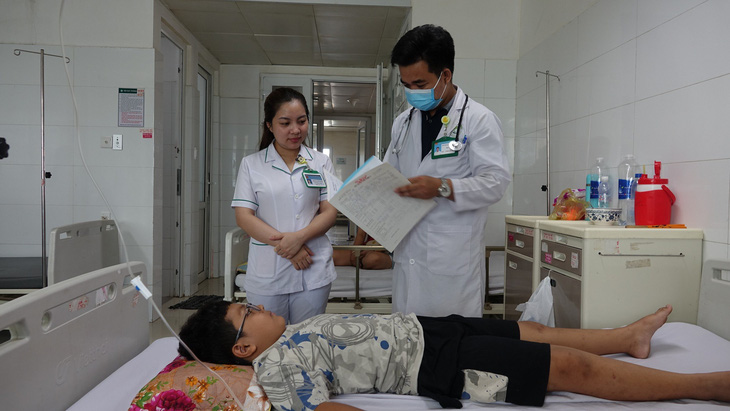 Bệnh nhi bị các bệnh liên quan đến nắng nóng đang điều trị tại Bệnh viện Sản - Nhi Kiên Giang - Ảnh: C. CÔNG