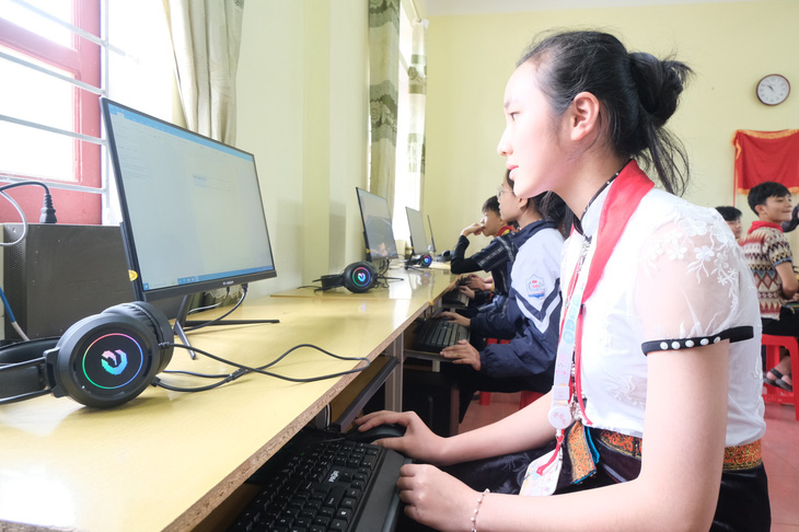 Các em học sinh Trường phổ thông dân tộc nội trú Tương Dương (Nghệ An) sử dụng phòng tin học là món quà mà Đen cùng các Đồng Âm của anh trao tặng - Ảnh: HÀ THANH