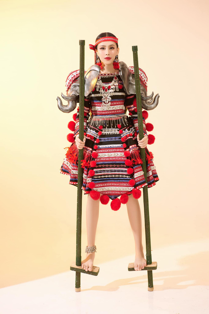 Bộ trang phục 'Cà kheo' kết hợp nét đẹp của trang phục người Ê Đê và Mông của Bùi Thế Bảo - Ảnh: NVCC