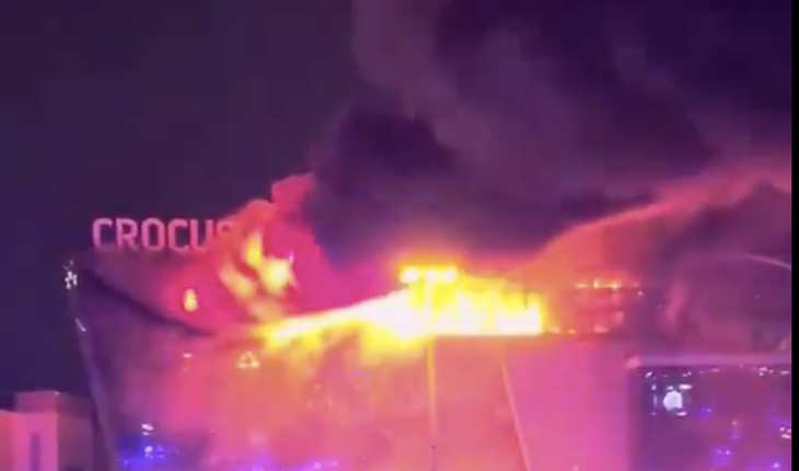 Hình ảnh khói, lửa bốc lên sau vụ tấn công hàng loạt vào đám đông tại Nga ngày 22-3 - Ảnh: CNN/X