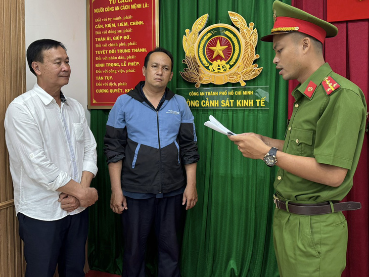 Hồ Việt Tân (bìa trái) và Bùi Huỳnh Bá Phước (giữa) lúc bị bắt - Ảnh: Công an cung cấp