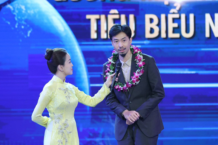 Ca sĩ Đen Vâu tại lễ trao thưởng Gương mặt trẻ Việt Nam tiêu biểu năm 2023 - Ảnh: BTC