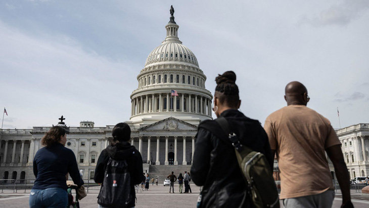 Một nhóm người đi về phía Điện Capitol ở Washington D.C, Mỹ hôm 8-3 - Ảnh: AFP