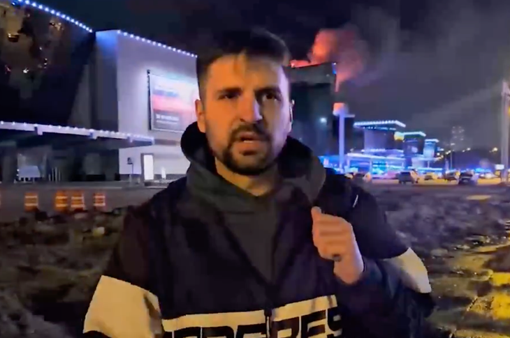 Ảnh chụp màn hình video nhân chứng vụ xả súng khủng bố tại trung tâm thương mại Nga kể lại hành trình thoát thân với Hãng tin Sputnik