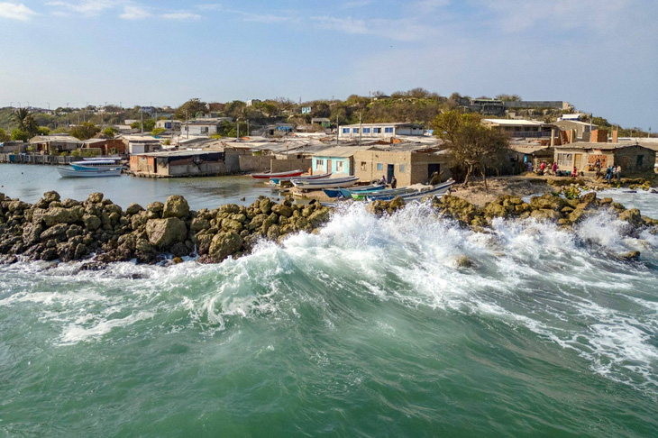 Nước biển dâng ảnh hưởng nhà dân ở Tierra Bomba, Colombia - Ảnh: AFP