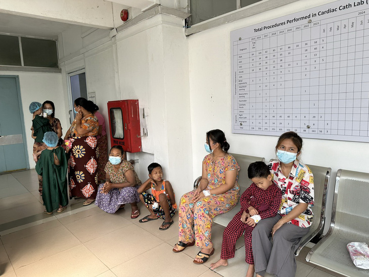 Các bệnh nhi người Myanmar ngồi chờ đến lượt được can thiệp tim - Ảnh: H.T.H.