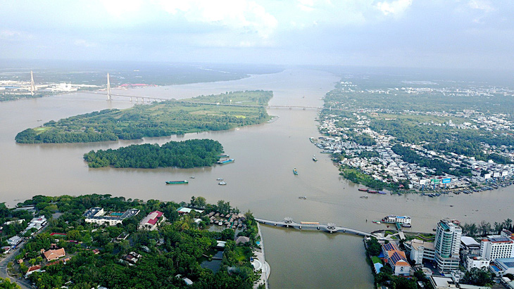 Sông Hậu đoạn giữa TP Cần Thơ và Vĩnh Long - đây là một trong hai nhánh của sông Mekong khi đổ vào Việt Nam - Ảnh: CHÍ QUỐC