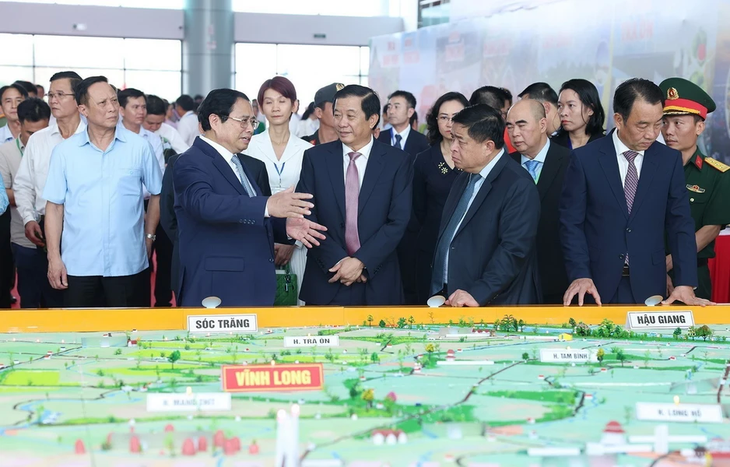 Thủ tướng xem mô hình quy hoạch tỉnh Vĩnh Long - Ảnh: TTXVN