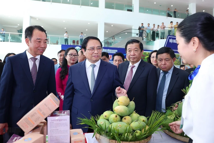 Thủ tướng Phạm Minh Chính tham quan gian trưng bày, giới thiệu sản phẩm nông nghiệp của tỉnh Vĩnh Long - Ảnh: TTXVN