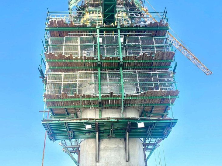 Một trụ tháp của cầu Rạch Miễu 2 đang được thi công - Ảnh: MẬU TRƯỜNG