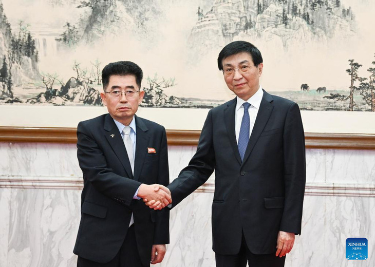 Ông Vương Hỗ Ninh (phải) tiếp ông Kim Song Nam ở Bắc Kinh hôm 21-3 - Ảnh: TÂN HOA XÃ
