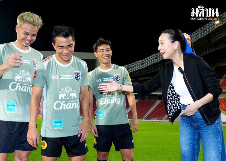 Chủ tịch FAT Madam Pang sẽ cho đặt màn hình khổng lồ cạnh sân vận động để đối phó với tình trạng sốt vé trận Thái Lan - Hàn Quốc - Ảnh: Matichon