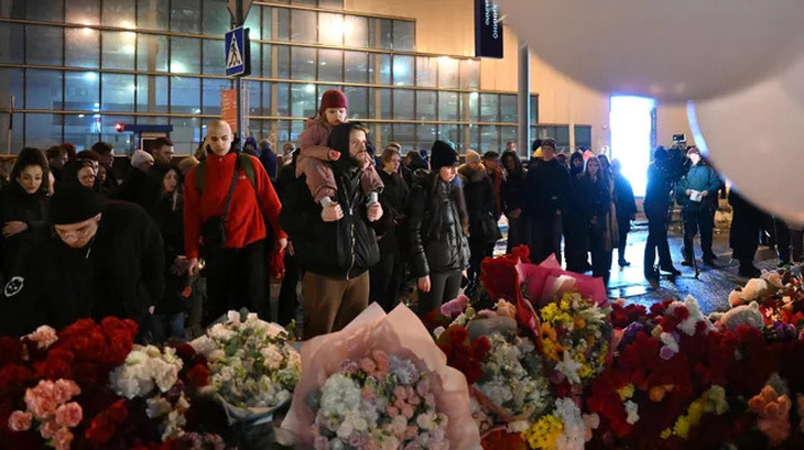 Người dân Nga tập trung trước nhà hát Crocus City Hall, thuộc vùng Matxcơva để tưởng niệm các nạn nhân thiệt mạng trong vụ xả súng khiến gần 150 người chết - Ảnh: RIA NOVOSTI