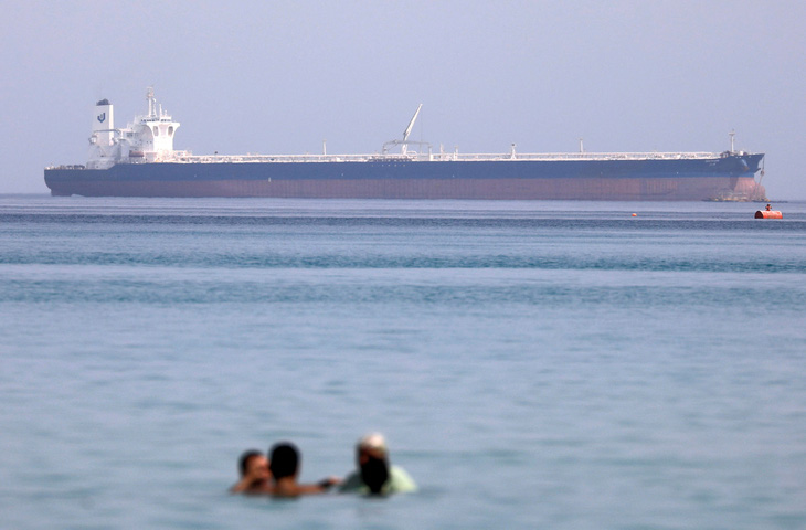 Một tàu chở hàng vượt vịnh Suez, hướng về phía Biển Đỏ vào tháng 9-2020 - Ảnh: REUTERS