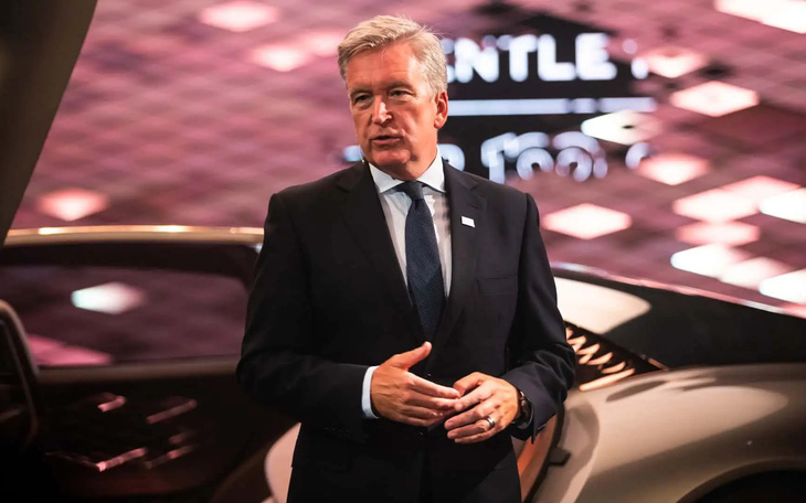 CEO Bentley bất ngờ từ chức, sang thương hiệu đối thủ Aston Martin