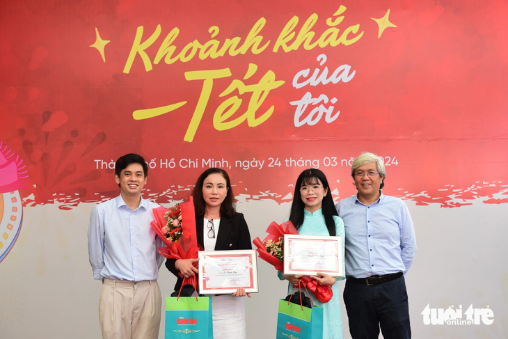 Tác giả Lê Thanh Nga (áo đen) và tác giả Nguyễn Kim Nghỉ (áo dài xanh) cùng nhận giải nhì cuộc thi Khoảnh khắc Tết của tôi 